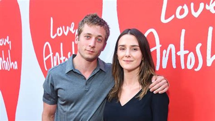 Jeremy Allen White Agrees to Daily Sobriety Tests in Custody Agreement – Hollywood Life