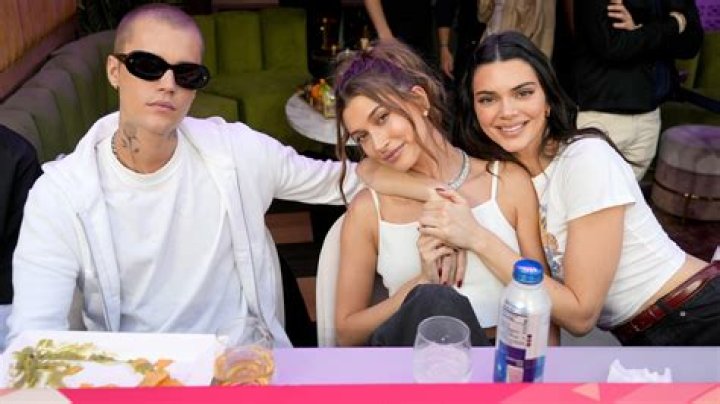 Justin Bieber & Kendall Jenner Chow Down On Burgers During Pre-Xmas Vacay — See Pic